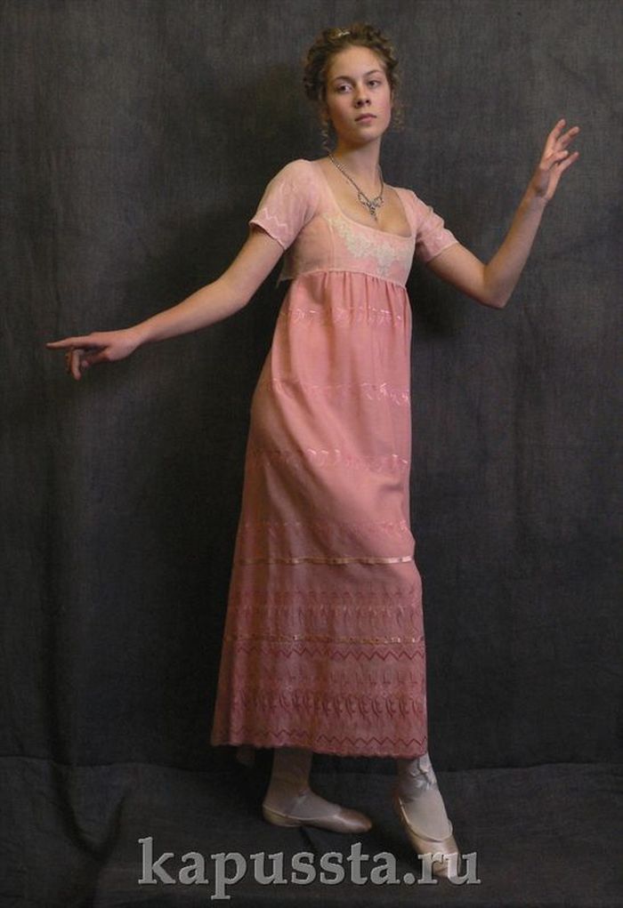 Платье девичье розовое